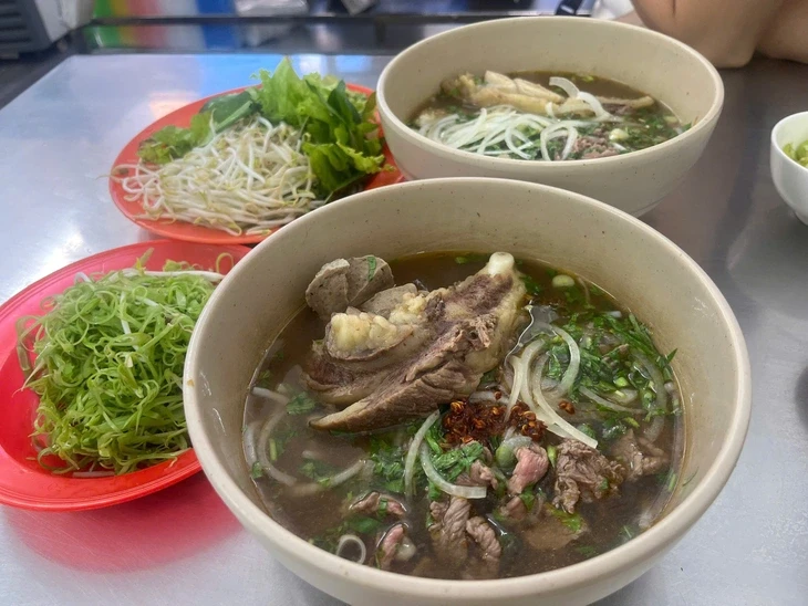 Bún bò Huế ăn với cơm nguội, có phải nhà quê? Bún bò Huế ăn với cơm nguội, có phải nhà quê?