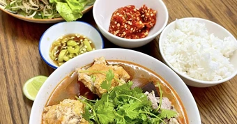 Bún bò Huế ăn với cơm nguội, có phải nhà quê?