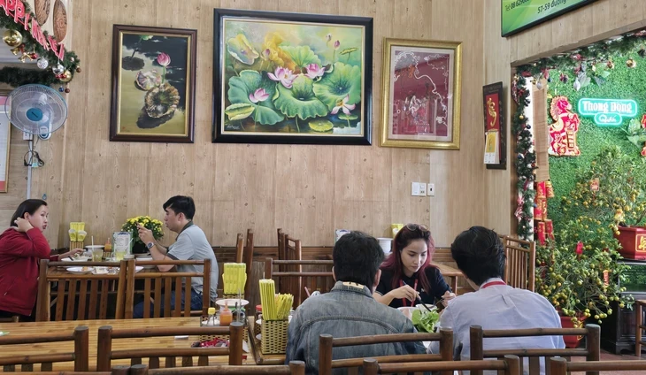 Bún chả quạt, bánh đa đỏ Hải Phòng và bí mật con giấm ở quán Thong Dong Bún chả quạt, bánh đa đỏ Hải Phòng và bí mật con giấm ở quán Thong Dong