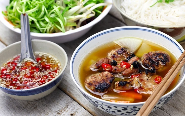 Bún chả quạt, bánh đa đỏ Hải Phòng và bí mật con giấm ở quán Thong Dong Bún chả quạt, bánh đa đỏ Hải Phòng và bí mật con giấm ở quán Thong Dong