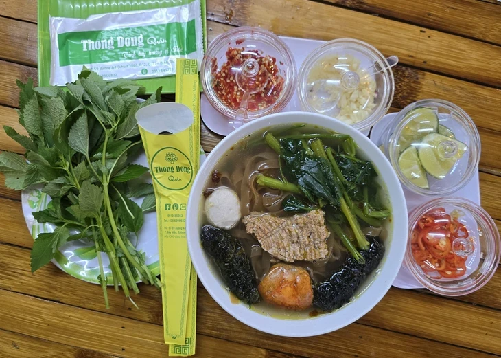 Bún chả quạt, bánh đa đỏ Hải Phòng và bí mật con giấm ở quán Thong Dong Bún chả quạt, bánh đa đỏ Hải Phòng và bí mật con giấm ở quán Thong Dong