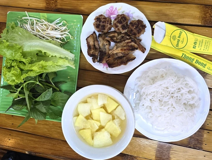 Bún chả quạt, bánh đa đỏ Hải Phòng và bí mật con giấm ở quán Thong Dong Bún chả quạt, bánh đa đỏ Hải Phòng và bí mật con giấm ở quán Thong Dong