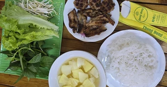 Bún chả quạt, bánh đa đỏ Hải Phòng và bí mật con giấm ở quán Thong Dong