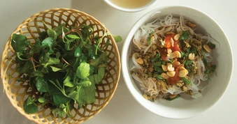 Bún hến Mai Xá: Món ngon Quảng Trị nổi tiếng vì cách trộn khác lạ