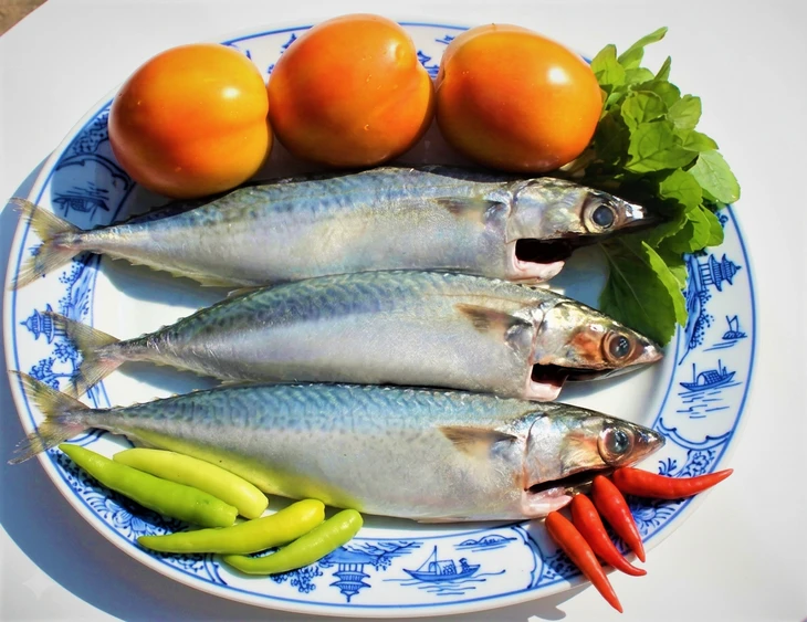 Cá nục om trấu rục xương ăn cùng bánh mì nướng, ngon nhớ đời Cá nục om trấu rục xương ăn cùng bánh mì nướng, ngon nhớ đời