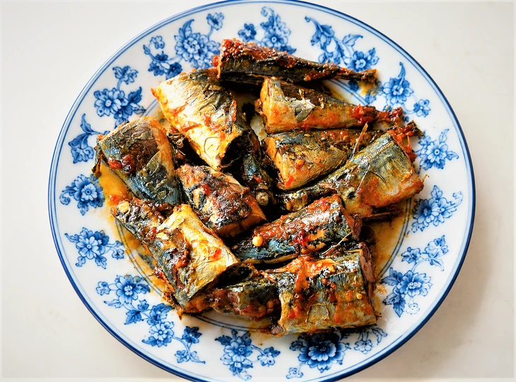 Cá nục om trấu rục xương ăn cùng bánh mì nướng, ngon nhớ đời Cá nục om trấu rục xương ăn cùng bánh mì nướng, ngon nhớ đời