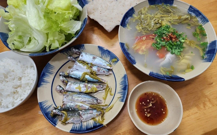 Cá nục om trấu rục xương ăn cùng bánh mì nướng, ngon nhớ đời Cá nục om trấu rục xương ăn cùng bánh mì nướng, ngon nhớ đời