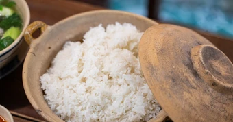 Cách đo lượng nước nấu cơm ngon, chuẩn xác, không khô nhão