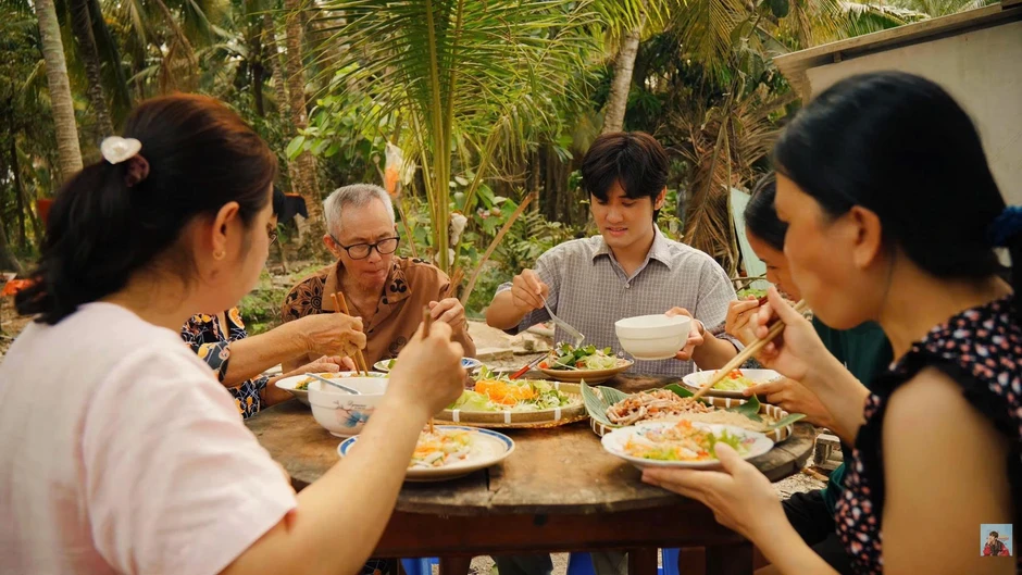 Chàng trai khiến nhiều người 'bụng réo' lúc nửa đêm với các clip món ngon miền Tây
