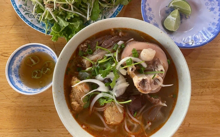Chia tay bún bò O Kay, nước trong mang theo cả sự chậm rãi của Huế Chia tay bún bò O Kay, nước trong mang theo cả sự chậm rãi của Huế