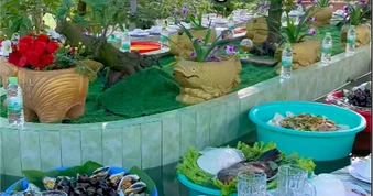 Đám giỗ miền Tây 'có 1 không 2': Đãi tiệc kiểu băng chuyền trên mặt nước