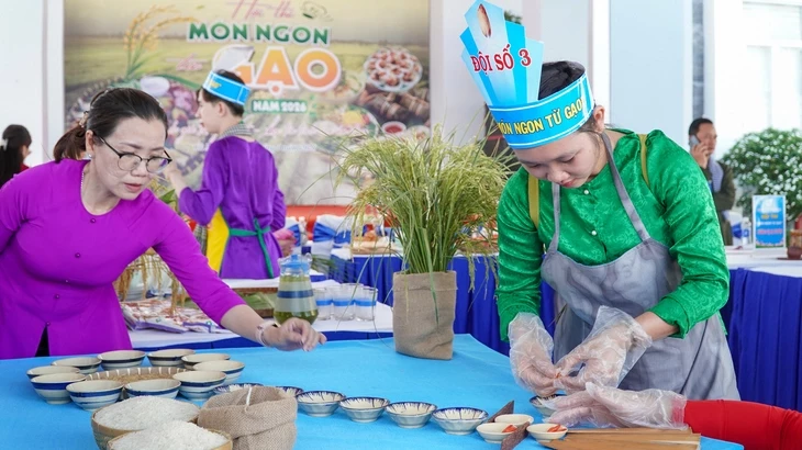 Độc đáo món bánh canh tôm hình cây đàn kìm trong hội thi các món ăn từ gạo