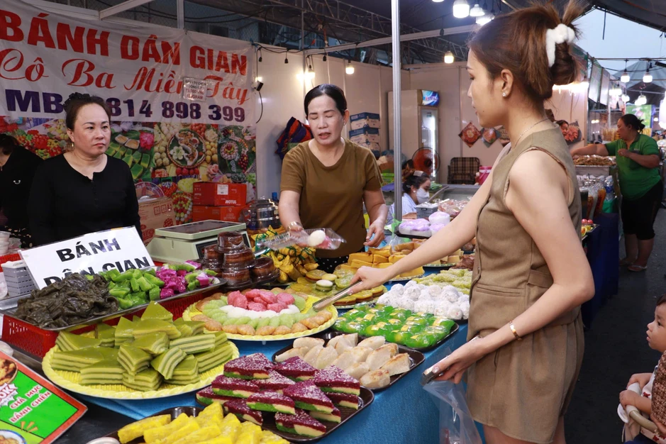 Hơn 180 gian hàng đặc sản hội tụ tại tuần lễ nông sản vùng miền Bình Đông Hơn 180 gian hàng đặc sản hội tụ tại tuần lễ nông sản vùng miền Bình Đông