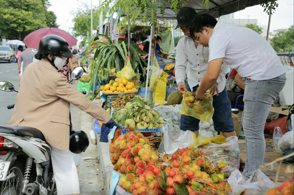 Hơn 180 gian hàng đặc sản hội tụ tại tuần lễ nông sản vùng miền Bình Đông Hơn 180 gian hàng đặc sản hội tụ tại tuần lễ nông sản vùng miền Bình Đông