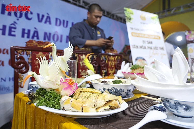 Hơn 30.000 lượt khách tham quan Liên hoan Ẩm thực và Du lịch làng nghề Hà Nội 2025 Hơn 30.000 lượt khách tham quan Liên hoan Ẩm thực và Du lịch làng nghề Hà Nội 2025