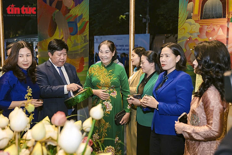 Hơn 30.000 lượt khách tham quan Liên hoan Ẩm thực và Du lịch làng nghề Hà Nội 2025 Hơn 30.000 lượt khách tham quan Liên hoan Ẩm thực và Du lịch làng nghề Hà Nội 2025