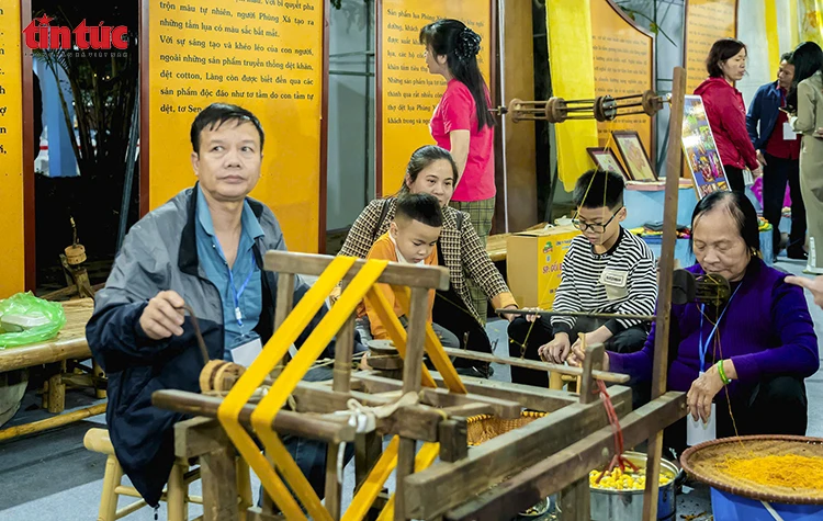 Hơn 30.000 lượt khách tham quan Liên hoan Ẩm thực và Du lịch làng nghề Hà Nội 2025 Hơn 30.000 lượt khách tham quan Liên hoan Ẩm thực và Du lịch làng nghề Hà Nội 2025