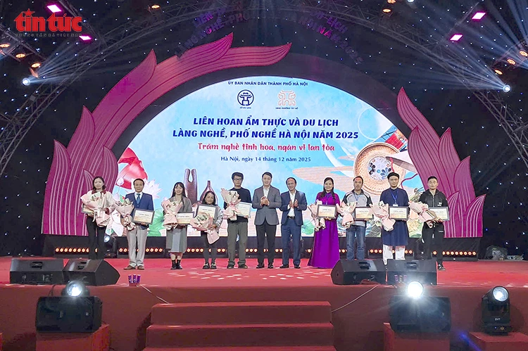 Hơn 30.000 lượt khách tham quan Liên hoan Ẩm thực và Du lịch làng nghề Hà Nội 2025 Hơn 30.000 lượt khách tham quan Liên hoan Ẩm thực và Du lịch làng nghề Hà Nội 2025