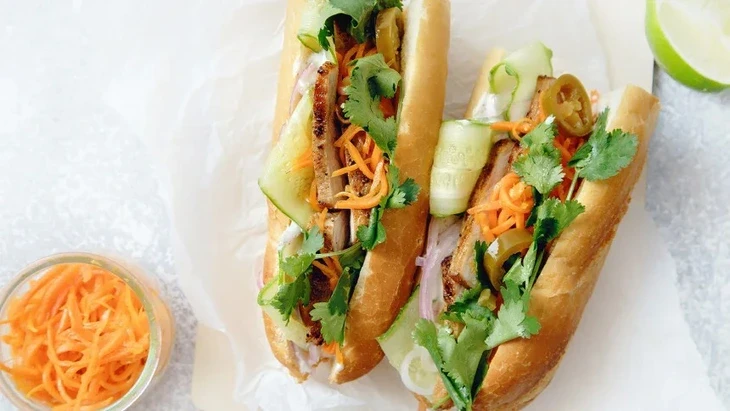 Khi Tây biến 'Stand by me' thành trend 'Stand banh mi' gây sốt TikTok Khi Tây biến 'Stand by me' thành trend 'Stand banh mi' gây sốt TikTok