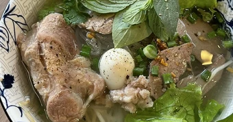 Nồi hủ tiếu nước lèo trong vắt: Bí quyết nằm ở đâu?