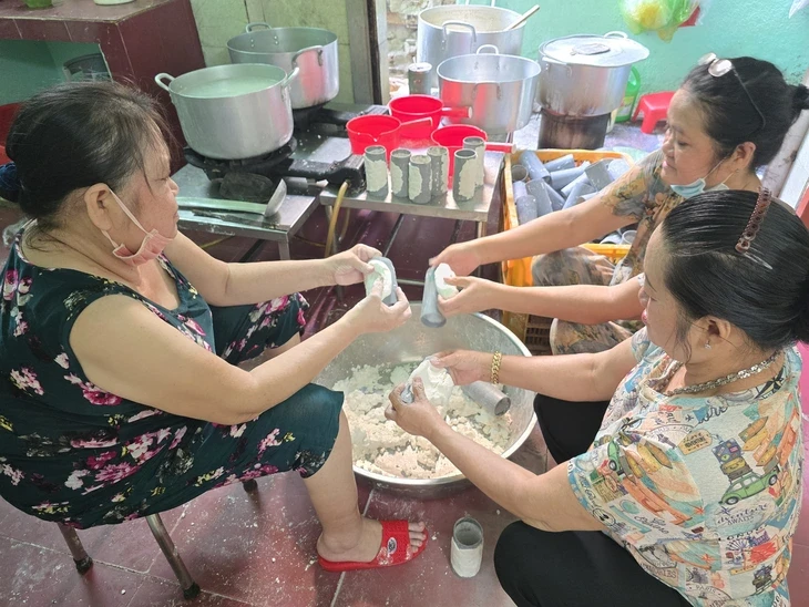 Quán bánh canh cô Sương Vũng Tàu gần trăm tuổi, không có gì ngoài chả cá Quán bánh canh cô Sương Vũng Tàu gần trăm tuổi, không có gì ngoài chả cá