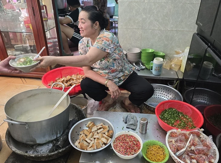 Quán bánh canh cô Sương Vũng Tàu gần trăm tuổi, không có gì ngoài chả cá Quán bánh canh cô Sương Vũng Tàu gần trăm tuổi, không có gì ngoài chả cá