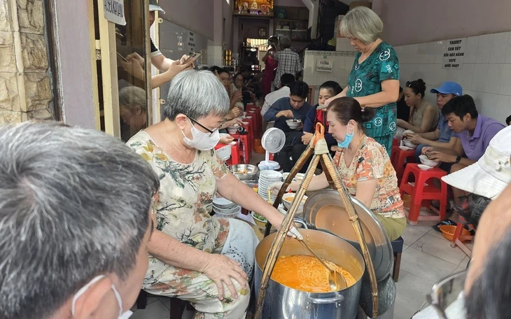 Quán bánh canh cô Sương Vũng Tàu gần trăm tuổi, không có gì ngoài chả cá Quán bánh canh cô Sương Vũng Tàu gần trăm tuổi, không có gì ngoài chả cá