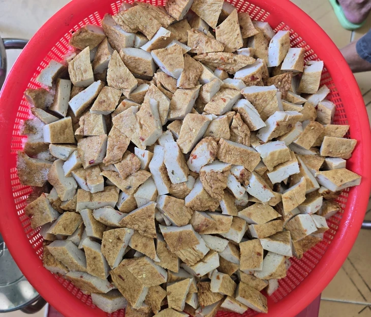 Quán bánh canh cô Sương Vũng Tàu gần trăm tuổi, không có gì ngoài chả cá Quán bánh canh cô Sương Vũng Tàu gần trăm tuổi, không có gì ngoài chả cá