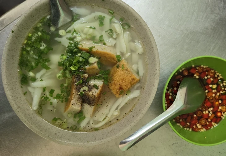 Quán bánh canh cô Sương Vũng Tàu gần trăm tuổi, không có gì ngoài chả cá Quán bánh canh cô Sương Vũng Tàu gần trăm tuổi, không có gì ngoài chả cá