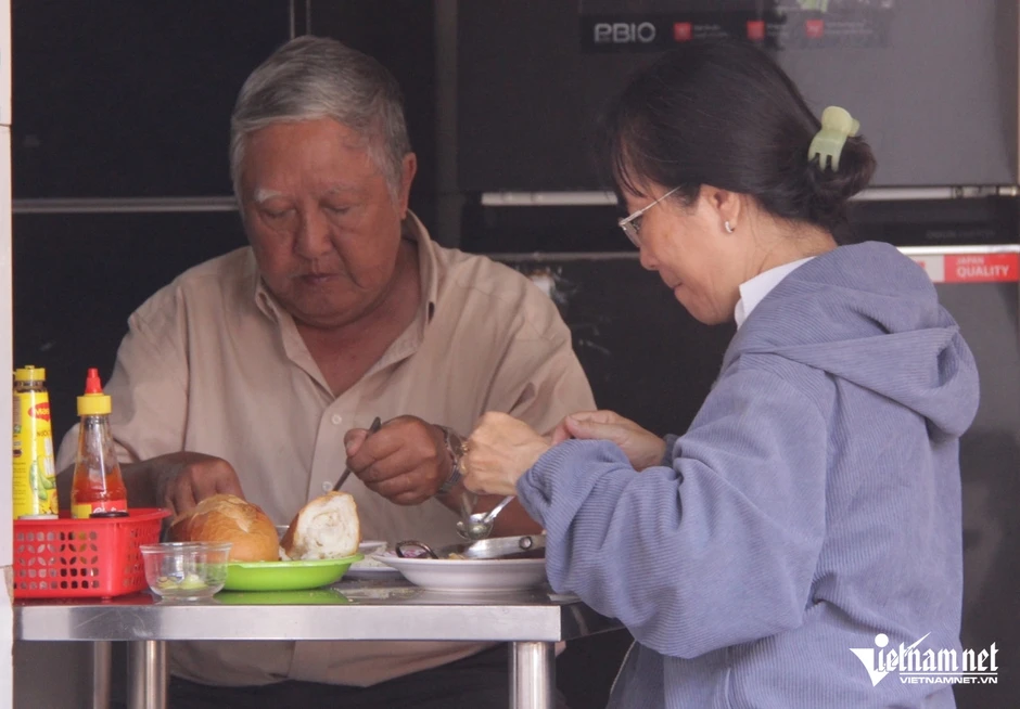 Quán bánh mì chảo gần 70 năm ở TPHCM, khách xếp hàng chờ mua mỗi sáng Quán bánh mì chảo gần 70 năm ở TPHCM, khách xếp hàng chờ mua mỗi sáng
