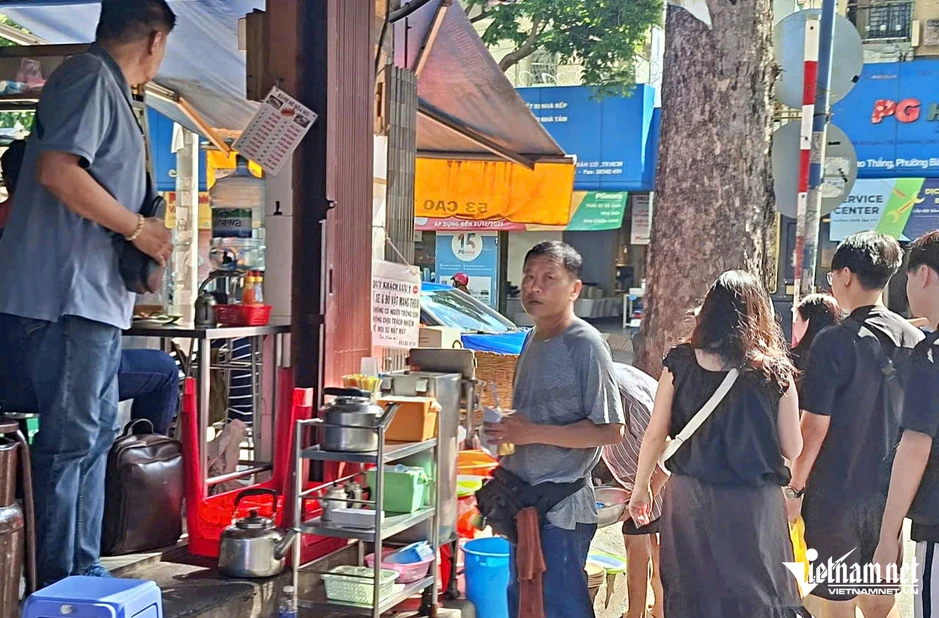 Quán bánh mì chảo gần 70 năm ở TPHCM, khách xếp hàng chờ mua mỗi sáng Quán bánh mì chảo gần 70 năm ở TPHCM, khách xếp hàng chờ mua mỗi sáng