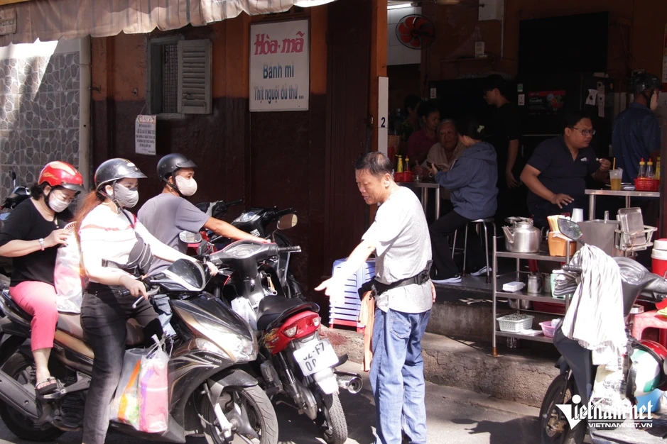 Quán bánh mì chảo gần 70 năm ở TPHCM, khách xếp hàng chờ mua mỗi sáng Quán bánh mì chảo gần 70 năm ở TPHCM, khách xếp hàng chờ mua mỗi sáng