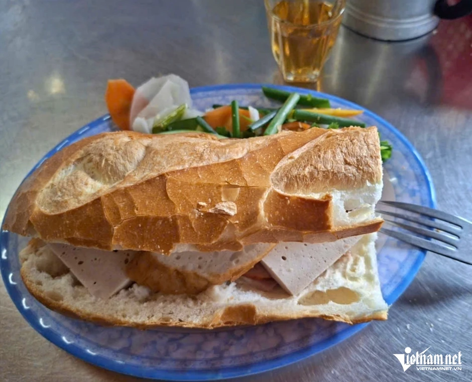 Quán bánh mì chảo gần 70 năm ở TPHCM, khách xếp hàng chờ mua mỗi sáng Quán bánh mì chảo gần 70 năm ở TPHCM, khách xếp hàng chờ mua mỗi sáng