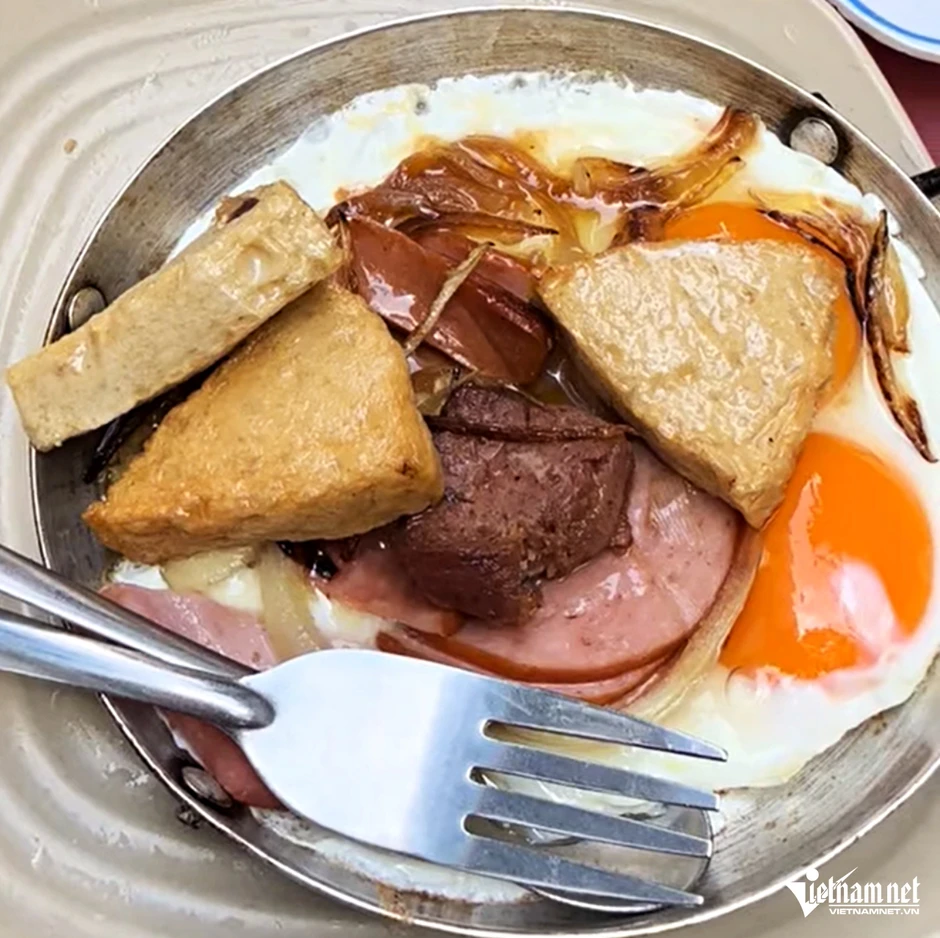 Quán bánh mì chảo gần 70 năm ở TPHCM, khách xếp hàng chờ mua mỗi sáng Quán bánh mì chảo gần 70 năm ở TPHCM, khách xếp hàng chờ mua mỗi sáng