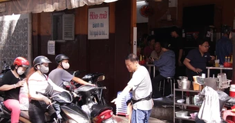 Quán bánh mì chảo gần 70 năm ở TPHCM, khách xếp hàng chờ mua mỗi sáng