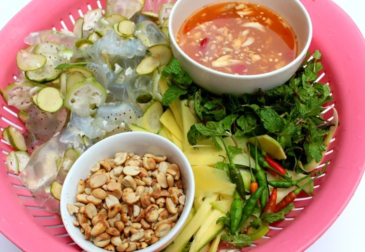Sứa về chợ quê, gọi hè bằng vị mát lành Sứa về chợ quê, gọi hè bằng vị mát lành