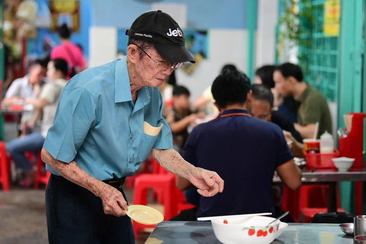 Tạm biệt ông chủ Phở Dậu, người đồng hành thân thương nhiều năm cùng Ngày của Phở Tạm biệt ông chủ Phở Dậu, người đồng hành thân thương nhiều năm cùng Ngày của Phở