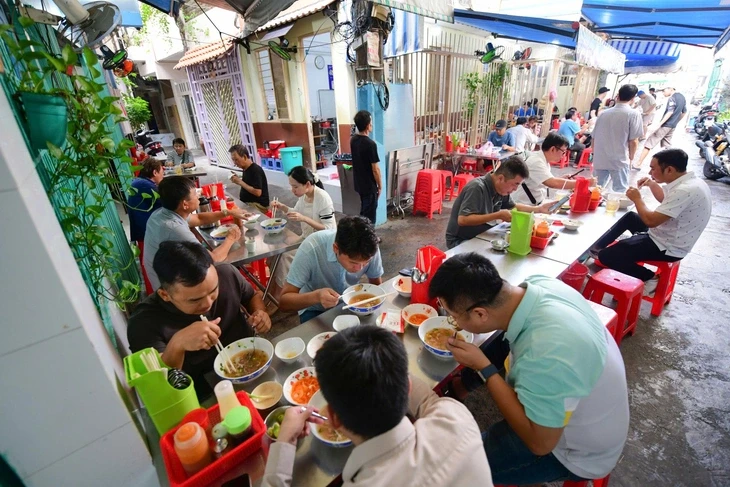 Tạm biệt ông chủ Phở Dậu, người đồng hành thân thương nhiều năm cùng Ngày của Phở Tạm biệt ông chủ Phở Dậu, người đồng hành thân thương nhiều năm cùng Ngày của Phở