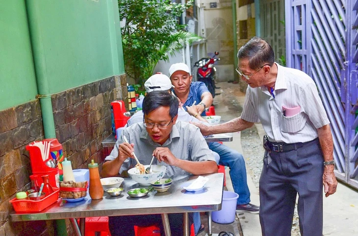 Tạm biệt ông chủ Phở Dậu, người đồng hành thân thương nhiều năm cùng Ngày của Phở Tạm biệt ông chủ Phở Dậu, người đồng hành thân thương nhiều năm cùng Ngày của Phở