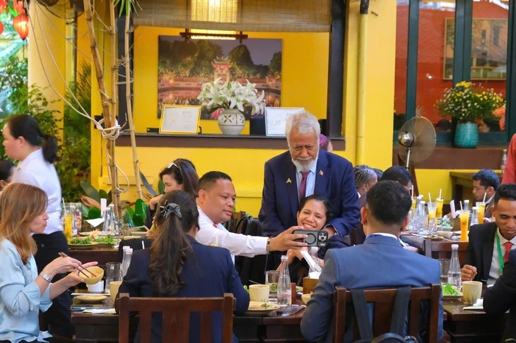 Thủ tướng Timor-Leste vào bếp làm nem cua bể, quan khách Thái Lan ấn tượng bánh xèo Việt Nam Thủ tướng Timor-Leste vào bếp làm nem cua bể, quan khách Thái Lan ấn tượng bánh xèo Việt Nam