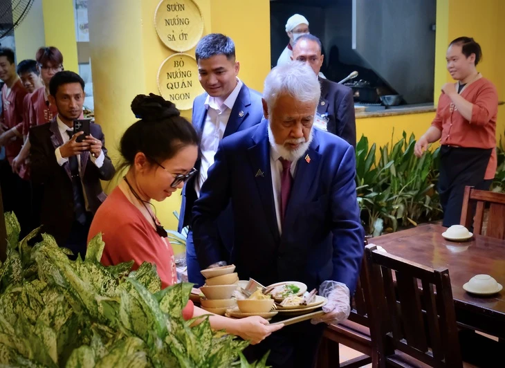 Thủ tướng Timor-Leste vào bếp làm nem cua bể, quan khách Thái Lan ấn tượng bánh xèo Việt Nam Thủ tướng Timor-Leste vào bếp làm nem cua bể, quan khách Thái Lan ấn tượng bánh xèo Việt Nam
