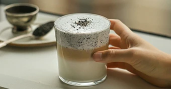 Thưởng thức cà phê mè đen độc đáo: Công thức đơn giản cho bạn