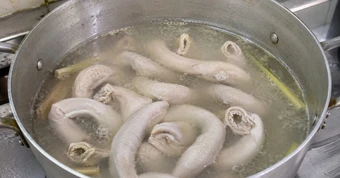Vì sao nên thêm giấm khi luộc lòng lợn?