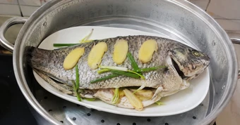 Vì sao nên thêm gừng khi hấp cá?