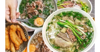 Vì sao phở Hà Nội hay bán hết trước giờ trưa?