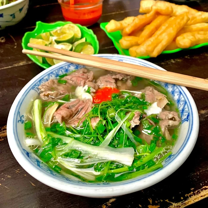 Vì sao phở Hà Nội hay bán hết trước giờ trưa?