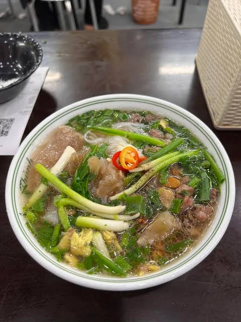 Vì sao phở Hà Nội hay bán hết trước giờ trưa?