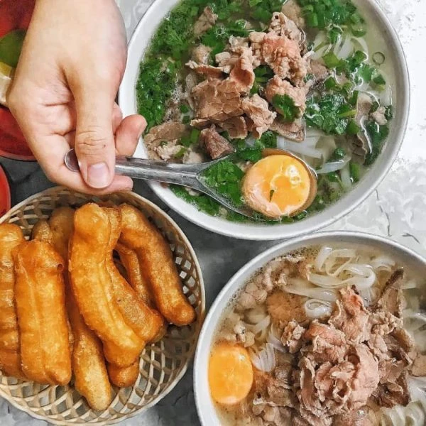Vì sao phở Hà Nội hay bán hết trước giờ trưa?