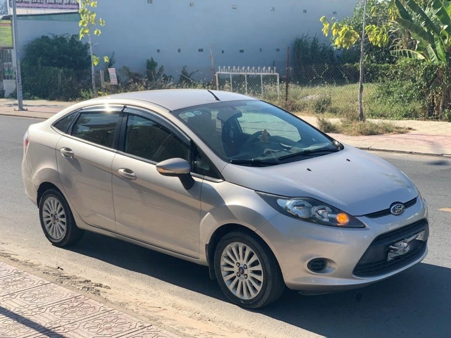 Thị trường xe cũ: Chưa đến 200 triệu vẫn có thể 'tậu' được xe số tự động đời cao Thị trường xe cũ: Chưa đến 200 triệu vẫn có thể 'tậu' được xe số tự động đời cao