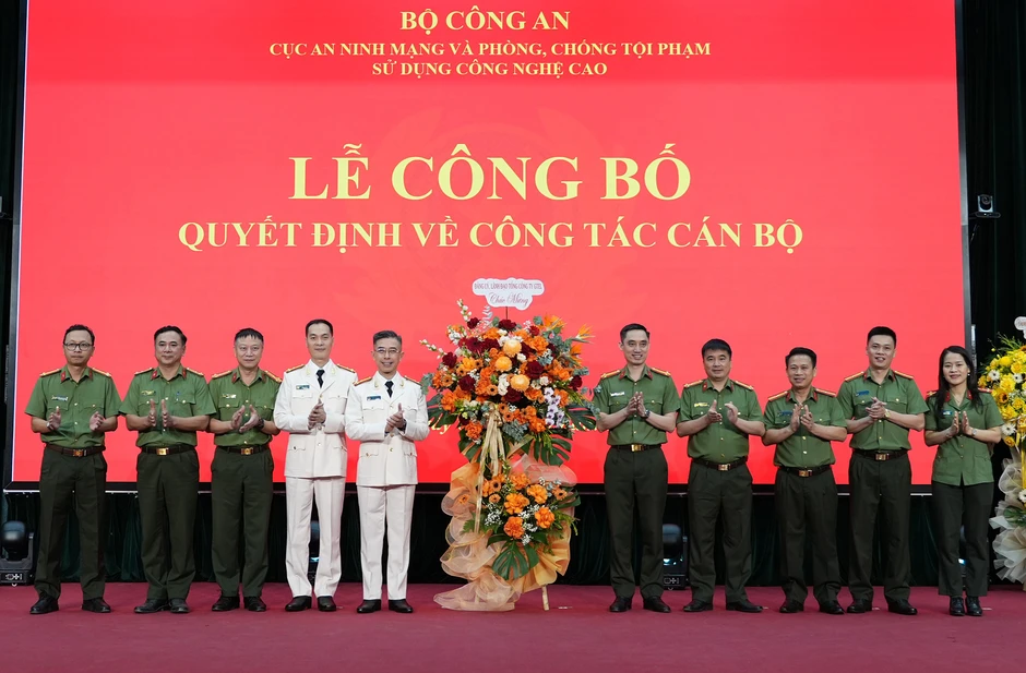 Chủ tịch và Tổng giám đốc FPT Telecom được phong cấp bậc hàm thượng tá Chủ tịch và Tổng giám đốc FPT Telecom được phong cấp bậc hàm thượng tá